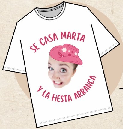 Camiseta blanca con la cara de una chica con sombrero rosa y el texto Se casa Marta y la fiesta arranca