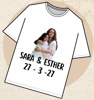 Camiseta blanca con la foto de una pareja abrazada y el texto Sara & Esther 27-3-27