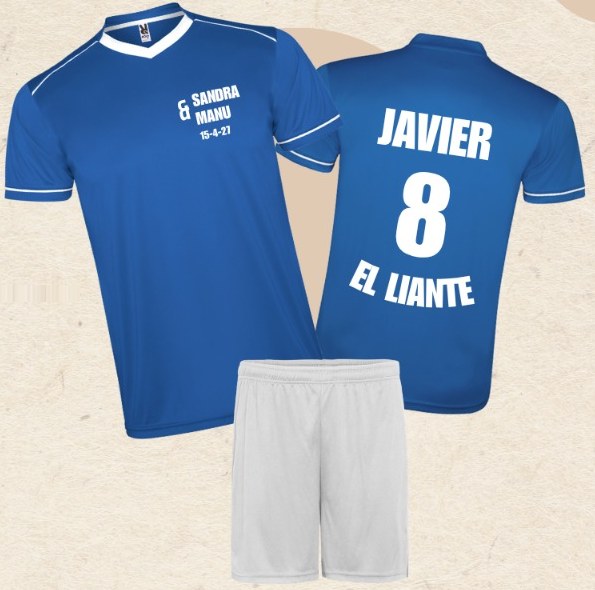 Equipación de fútbol azul con pantalón blanco, dorsal 8, nombre Javier y el mote El Liante